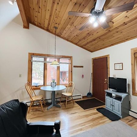 Cozy Cabin Suite Bed And Breakfast Уудланд Парк Екстериор снимка