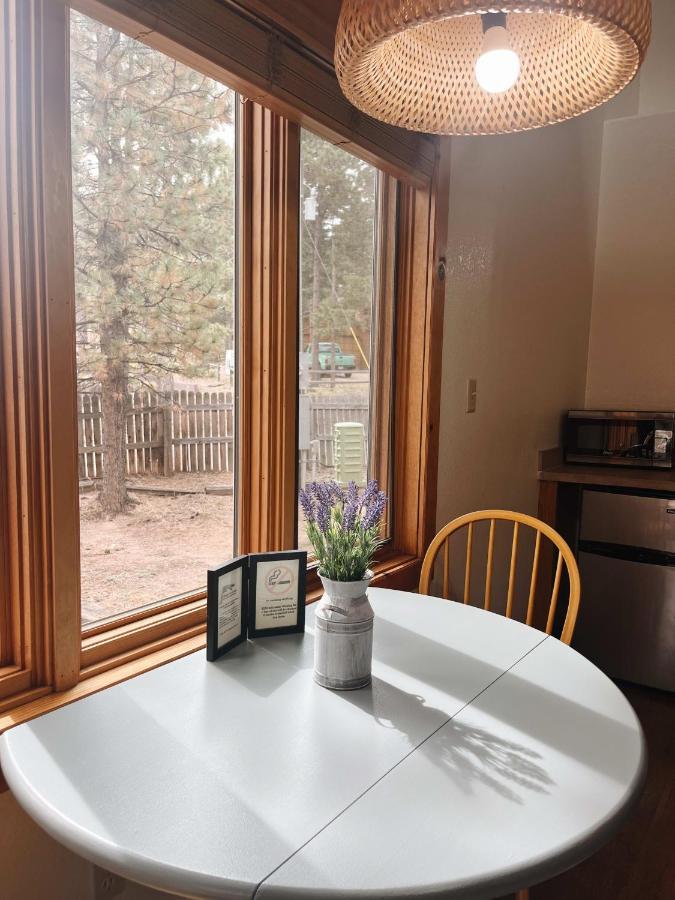 Cozy Cabin Suite Bed And Breakfast Уудланд Парк Екстериор снимка