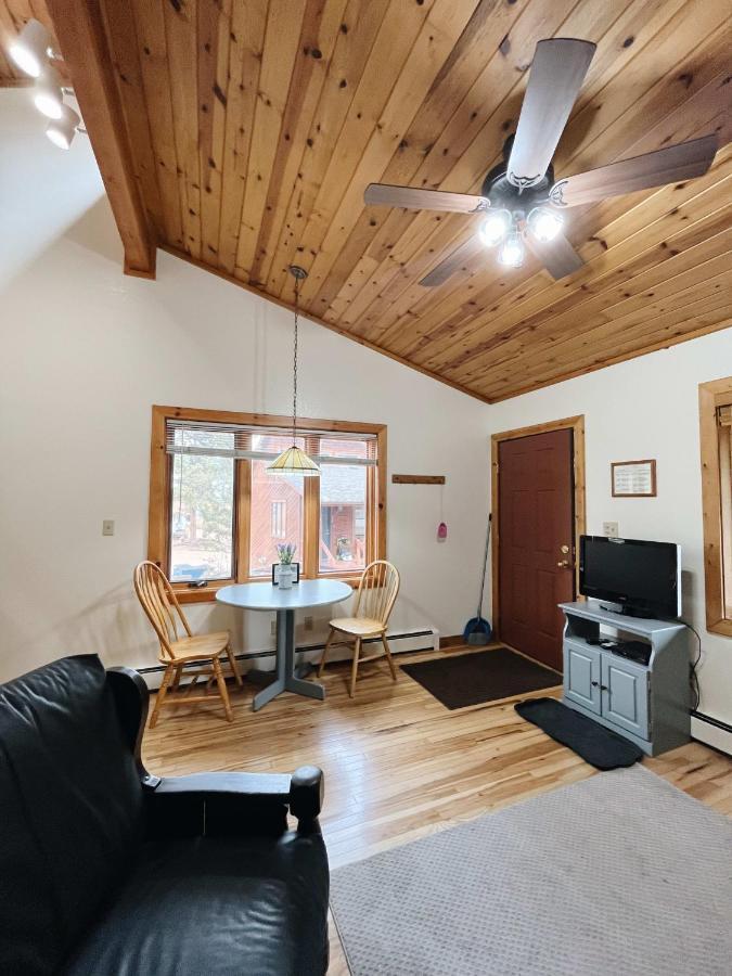 Cozy Cabin Suite Bed And Breakfast Уудланд Парк Екстериор снимка